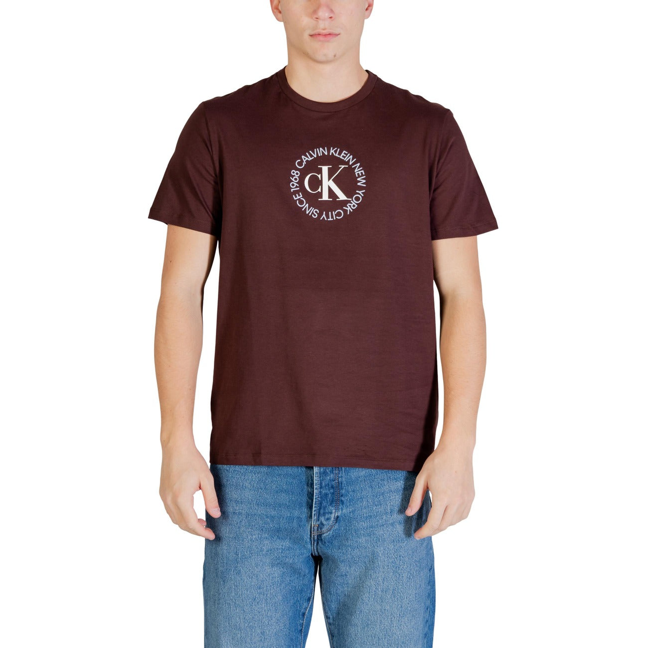 T-shirt CK Jeans Marrone; 100% Cotone. Grafica celebrativa NYC 1968 sul petto, regular fit, girocollo. Comfort naturale e stile heritage per la stagione primavera-estate. Vista frontale 