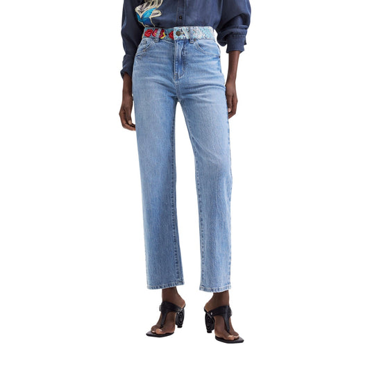 Jeans Desigual donna blu medio straight DENIM WOODST. Pantaloni in denim dritto elasticizzato con vita media, cuciture a vista e dettagli grafici sul cinturino interno, abbigliamento donna autunno inverno.