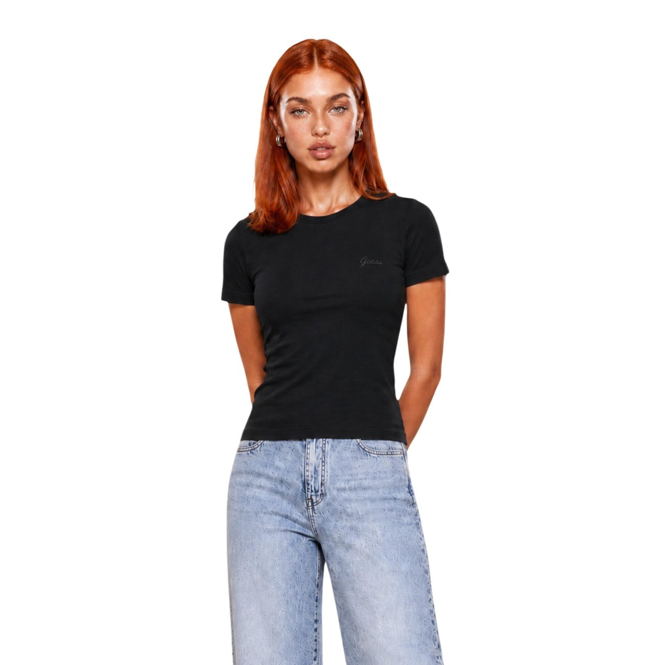 T-shirt Guess Active donna nero modello V6YI02 K4259. Maglietta a maniche corte slim fit in jersey di viscosa stretch con scollo tondo e logo Guess ricamato sul davanti, t-shirt sportiva leggera e casual per il tempo libero e l'allenamento.