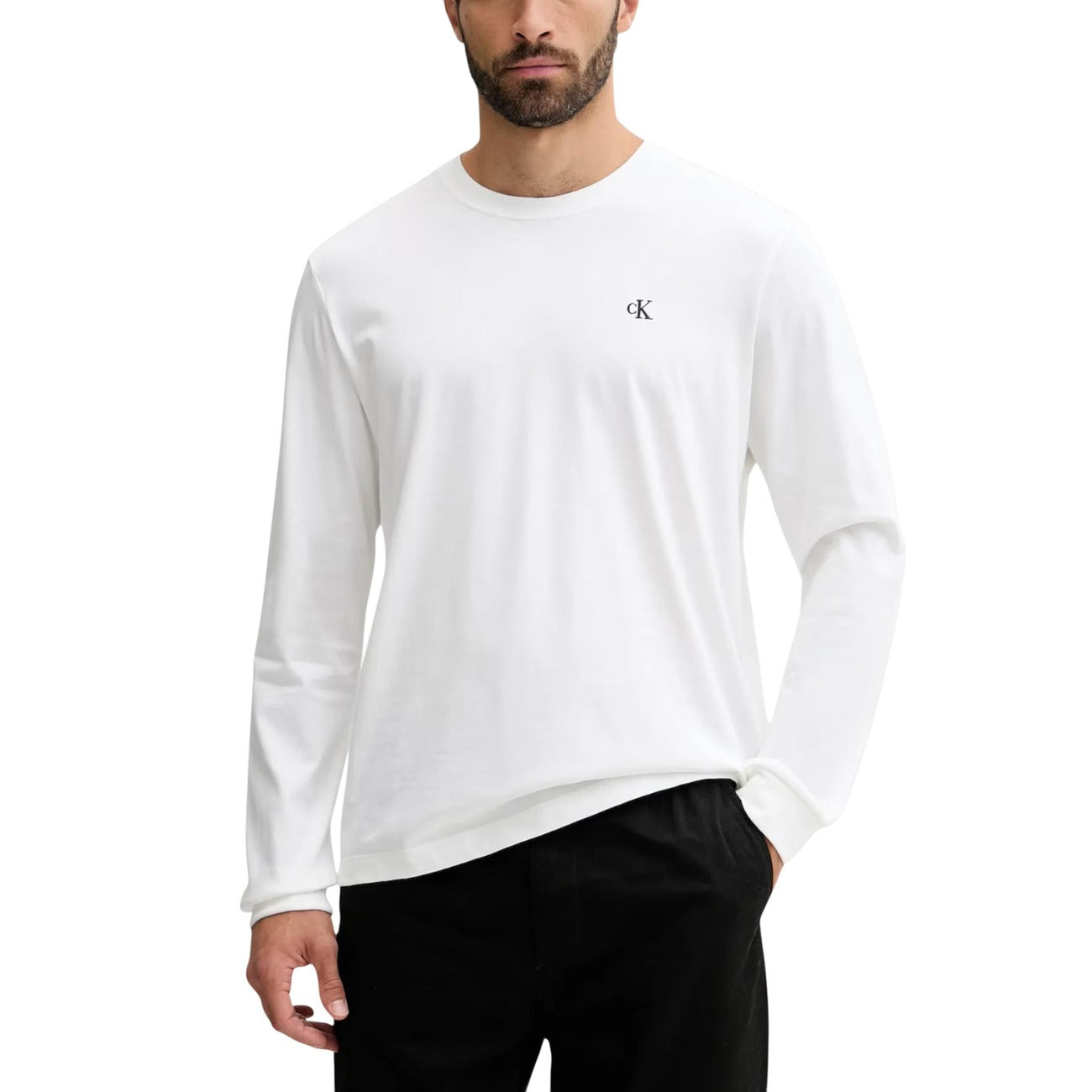 T-shirt CK Jeans Maniche Lunghe; 100% Cotone. Logo ricamato sul petto, girocollo, vestibilità regular. Maglia uomo leggera, traspirante ed elegante. Colore bianco vista frontale 