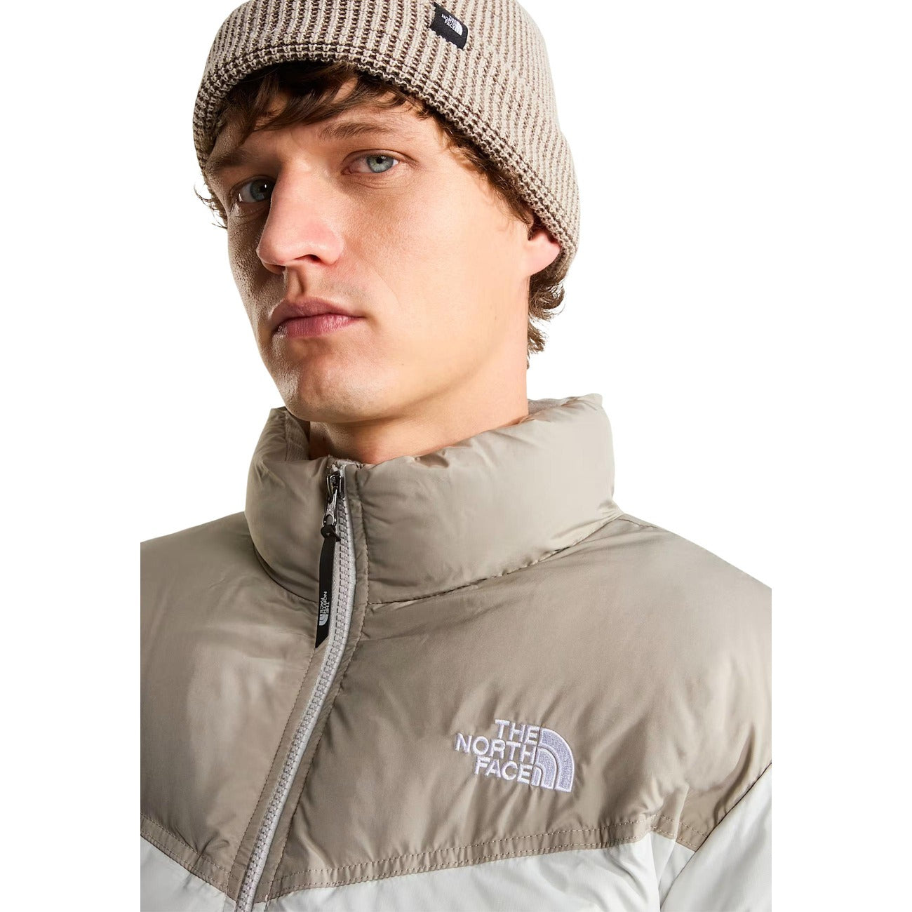 Giubbotto The North Face Saikuru uomo Cumulus Cloud Stone Slab. Giacca corta squadrata antivento da uomo grigio chiaro con imbottitura ecologica in poliestere riciclato, collo alto, tasca interna al petto e polsini elasticizzati, giubbotto invernale outdoor.