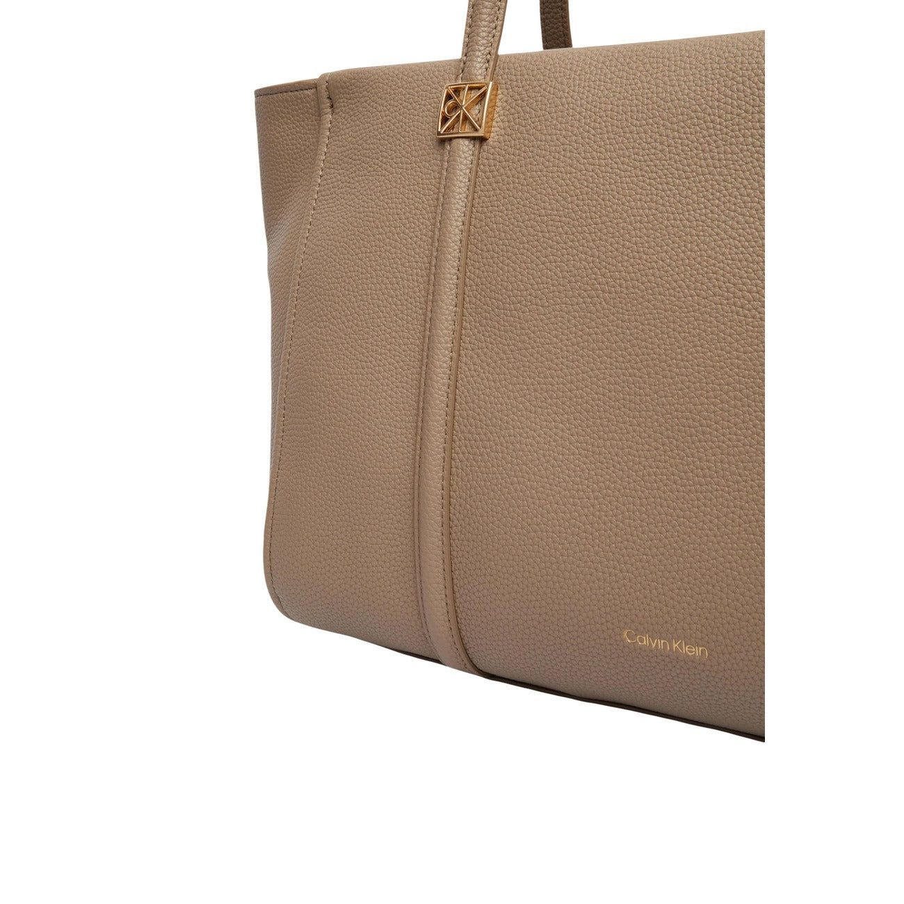 Borsa Tote CK martellata; chiusura con zip, tasca interna, doppi manici. 100% poliuretano, dimensioni 48x25x15 cm, emblem logo frontale Colore beige. Dettaglio logo 