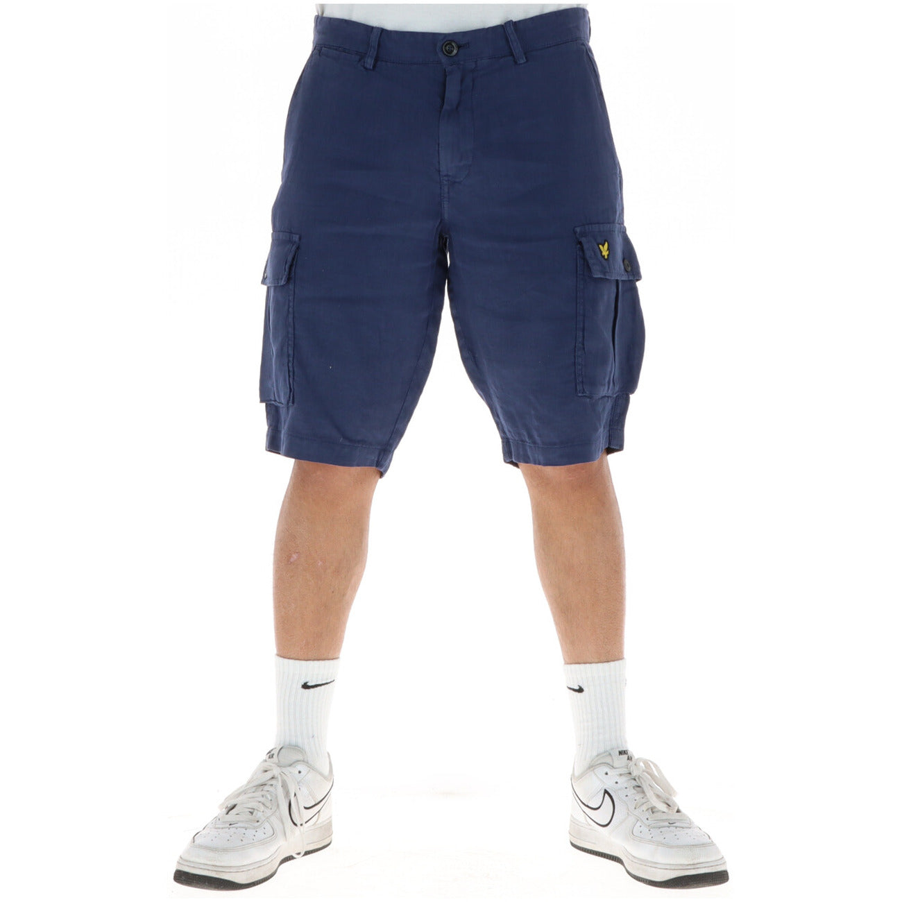 Bermuda Cargo Lyle & Scott 100% Lino; Tasconi laterali, chiusura zip e bottone, logo Golden Eagle. Tessuto naturale traspirante, vestibilità regular. Blu 