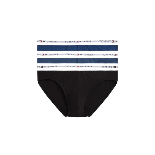 Pack 3 Slip Tommy Hilfiger; 1 Nero + 2 Blu. 95% Cotone Rigenerato, elastico logato a contrasto, vestibilità stretch. Biancheria intima eco-responsabile, traspirante e resistente. Vista confezione 