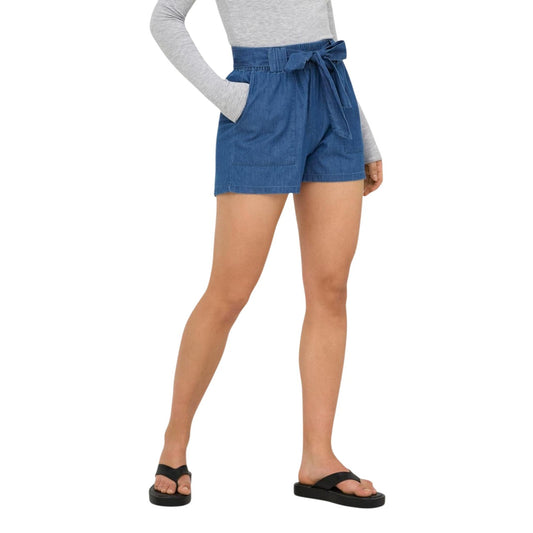 Shorts Only Onlnova Azure Blu; 100% Cotone. Vita alta con cintura annodabile, tasche ampie, tessuto leggero e traspirante. Stile casual raffinato, vestibilità regolare per Primavera/Estate.
