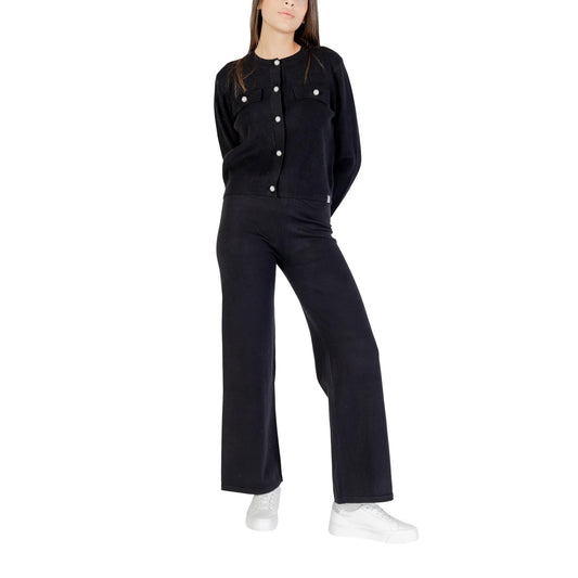Pantaloni Palazzo Neri Choral; Made in Italy. Tessuto in viscosa pesante, gamba larga, anti-piega. Eleganza sartoriale e comfort termico per la stagione fredda. Il passe-partout definitivo. Figura intera frontale 