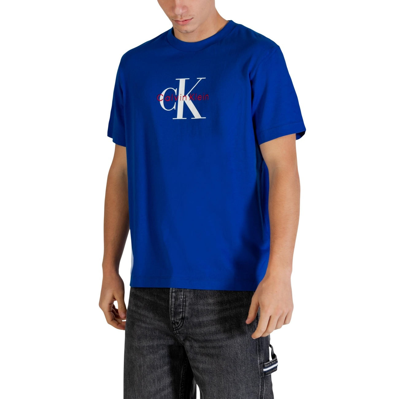 T-shirt Calvin Klein Jeans con monogramma logo uomo blu con stampa maniche corte scollo tondo 100% cotone - vista laterale frontale indossata da modello