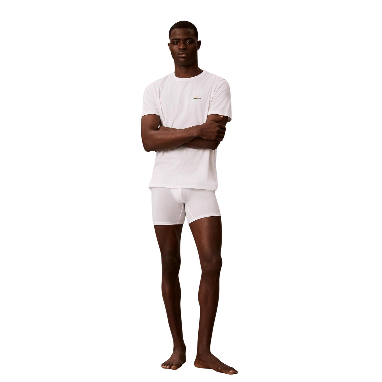 T-shirt CK Pride Bianca; 100% Cotone. Girocollo, maniche corte, vestibilità regular. Logo arcobaleno Pride a contrasto, tessuto jersey traspirante e leggero. Qualità Cotton Classics. Figura intera 