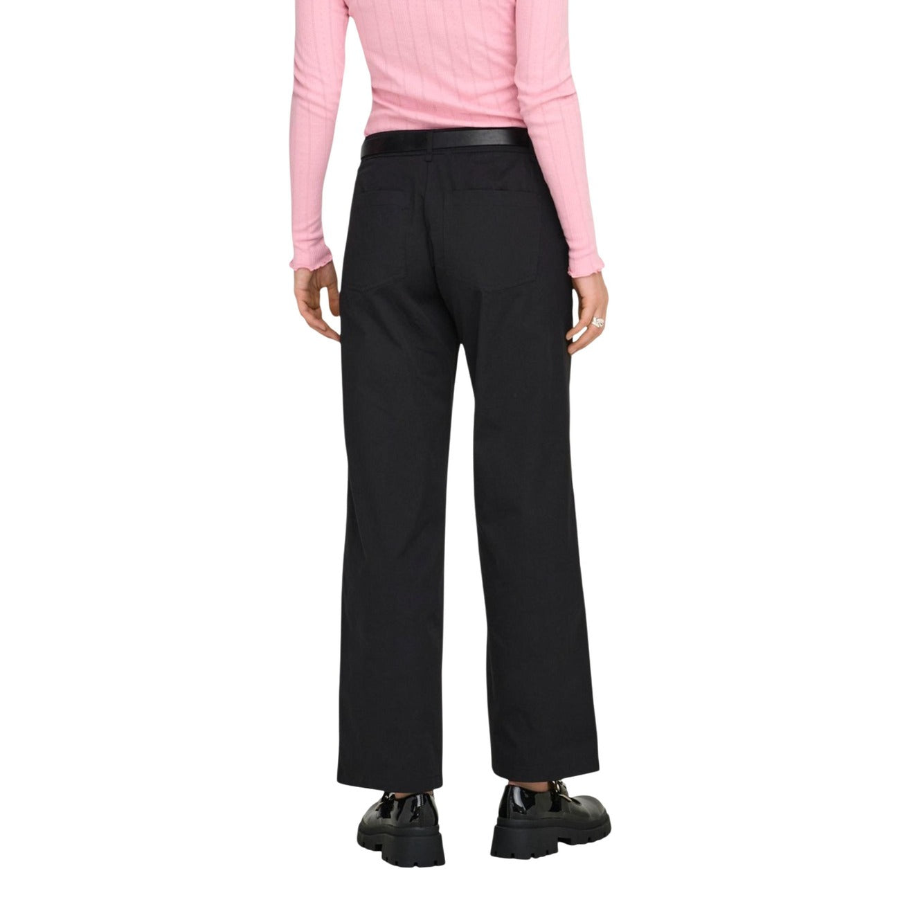 Pantaloni neri bootcut Only Onltanny, tessuto chino elasticizzato con cintura a fibbia; taglio ampio e svasato sul fondo, perfetti per valorizzare la silhouette in ogni occasione. Vista posteriore 