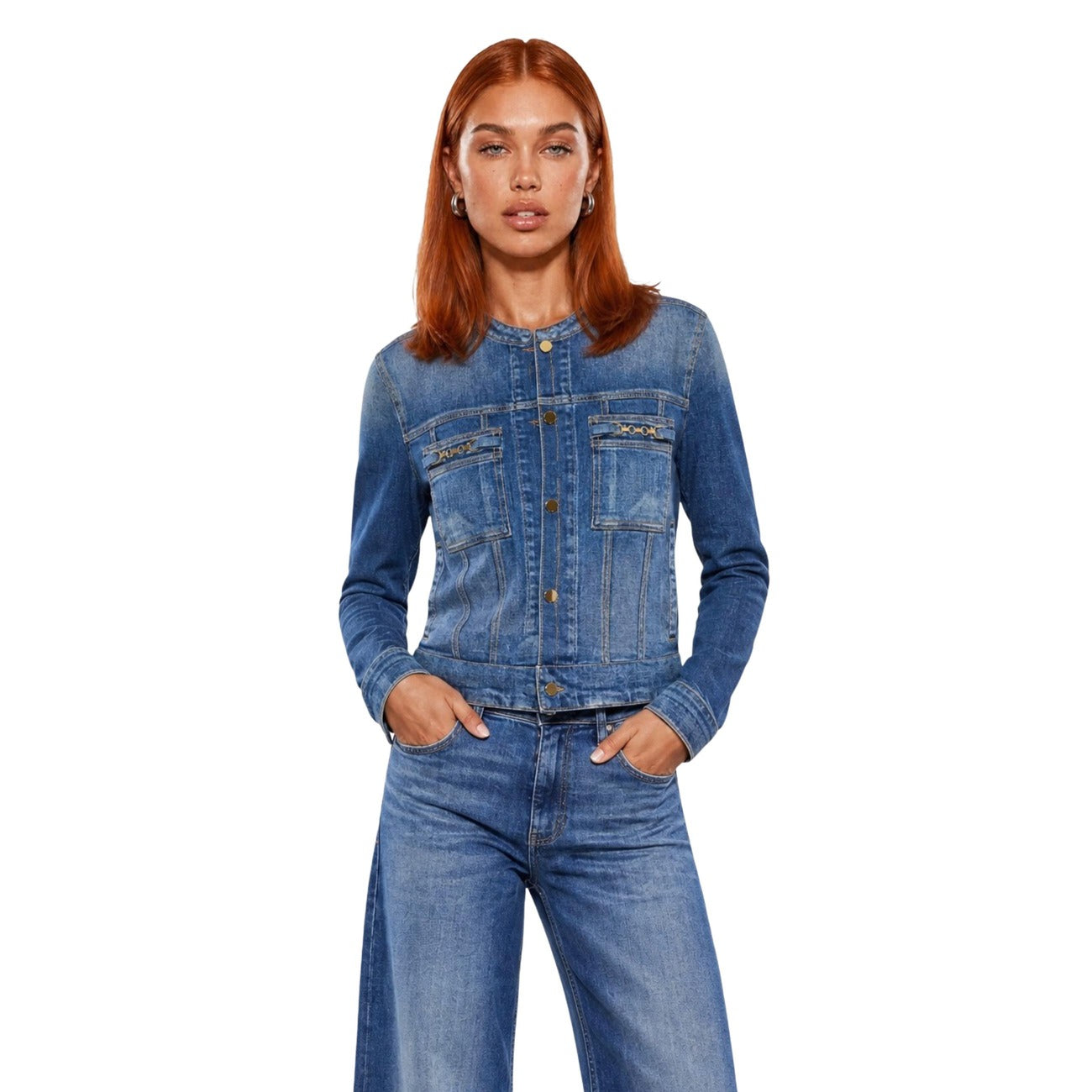 Giacca jeans Guess donna blu W6YN03 D1341. Giubbino corto di jeans da donna slim fit in cotone denim con bottoni metallici, taschini frontali e polsini con bottone, giacca di mezza stagione.