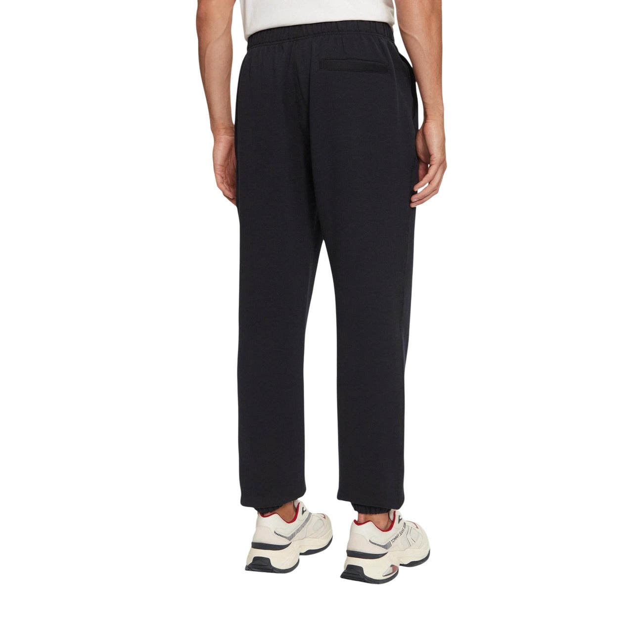 Pantaloni tuta Tommy Hilfiger Essential Fleece SWE blu navy uomo. Joggers sportivi in cotone felpato manopesca con coulisse a contrasto, fondo con elastico alle caviglie e logo ricamato, abbigliamento casual autunno inverno.