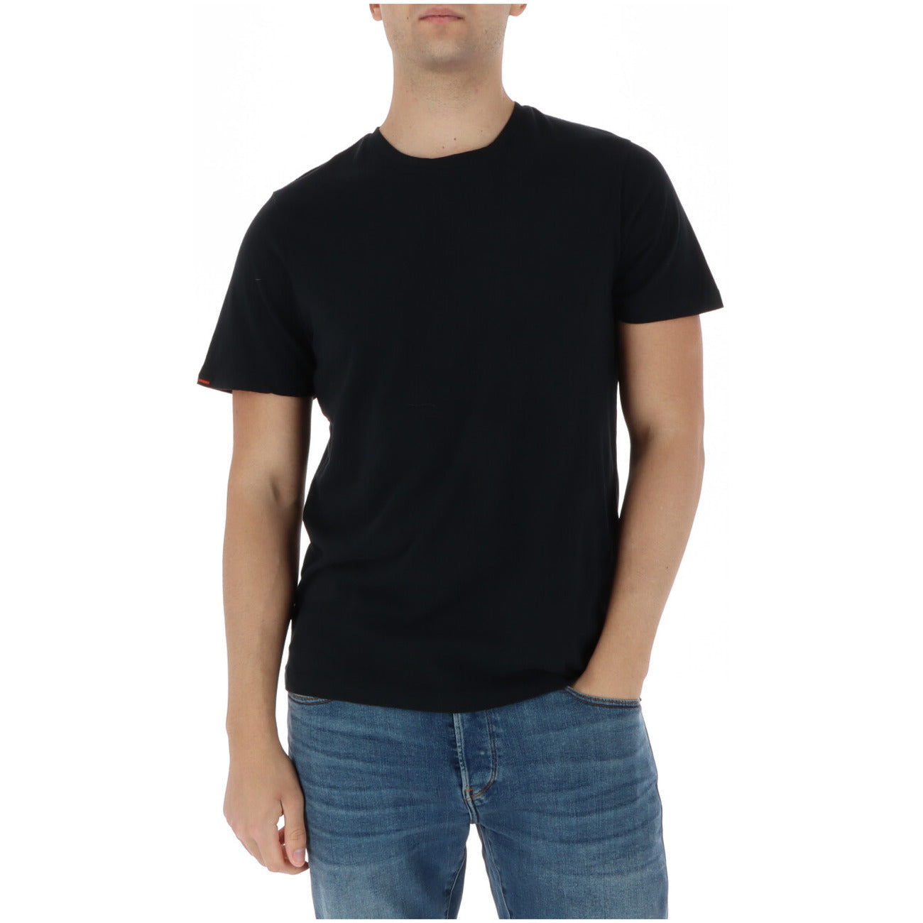 Superdry Tee Total Black M1012226A; 100% cotone, girocollo, manica corta. La t-shirt nera definitiva, resistente e versatile. Vista frontale 