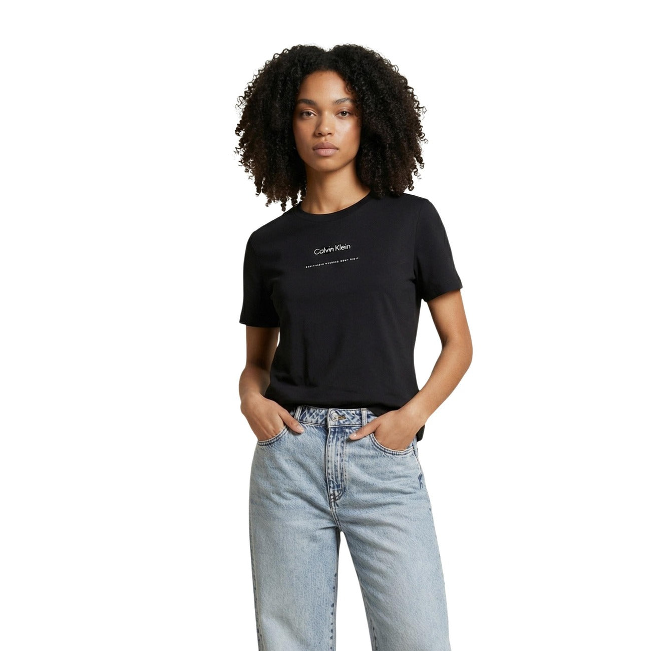 Calvin Klein Jeans Logo Tee; 100% cotone, scollo a giro, logo frontale. Il capo essenziale e intramontabile per un guardaroba versatile e moderno. Colore nero. Vista frontale