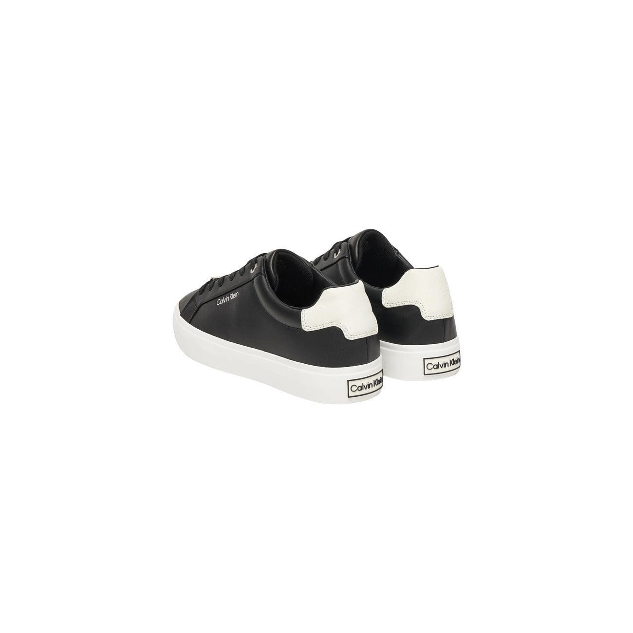 Sneakers Calvin Klein Vulcanized; 100% Pelle Liscia. Suola in gomma naturale, soletta in schiuma, fodera traspirante. Dettagli moiré, chiusura con asole metalliche, stile essenziale e raffinato. Colore nero. Vista Posteriore 