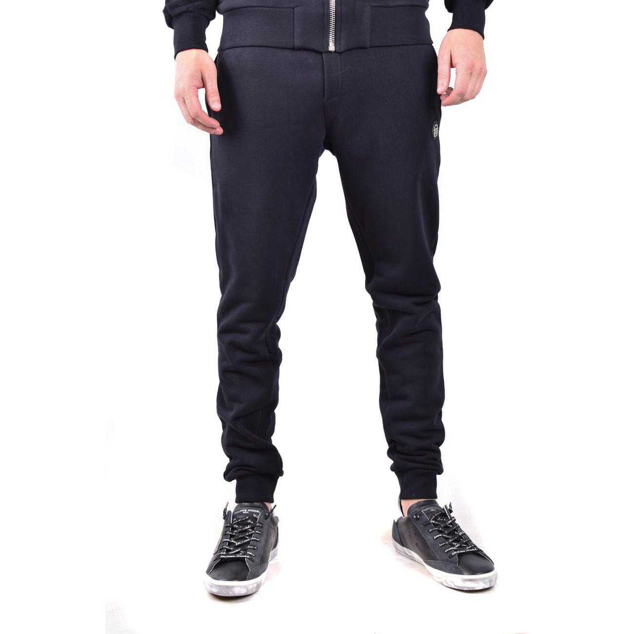 Jogger Philipp Plein; Nero. Felpa di cotone, dettagli in pelle saffiano e nylon, chiusura con coulisse stop-cord. Fondo a costina, vestibilità regular sportiva. Qualità Made in TR.