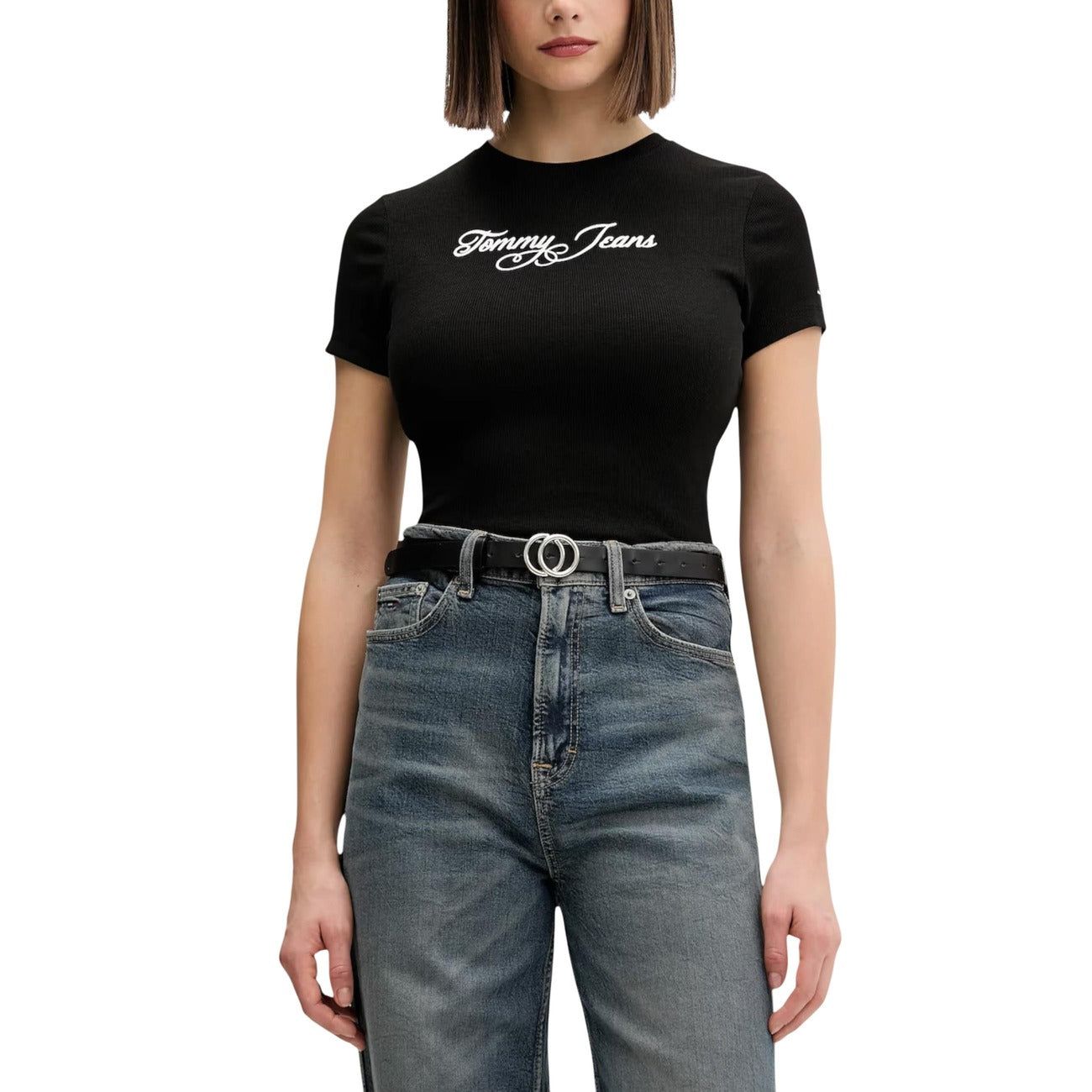 T-shirt Tommy Jeans DW0DW21838; 95% Cotone Rigenerato. Vestibilità slim, logo ricamato, jersey stretch. Maglia donna ecosostenibile, flessibile e di tendenza Colore nero vista frontale 