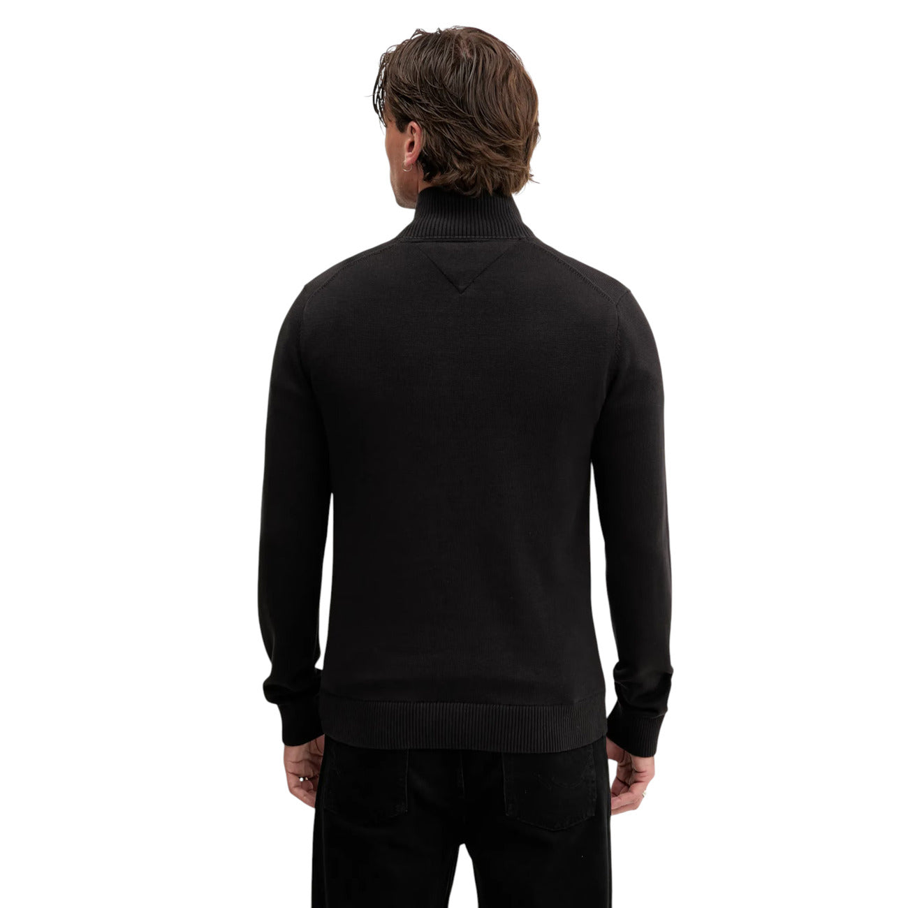Maglia Mezza Zip Nera Uomo Tommy Hilfiger Jeans; 100% cotone organico ecosostenibile. Collo alto regolabile con cerniera, maniche lunghe e polsini a costine. Piccolo logo ricamato sul petto, stile casual mezza stagione. Vista posteriore 