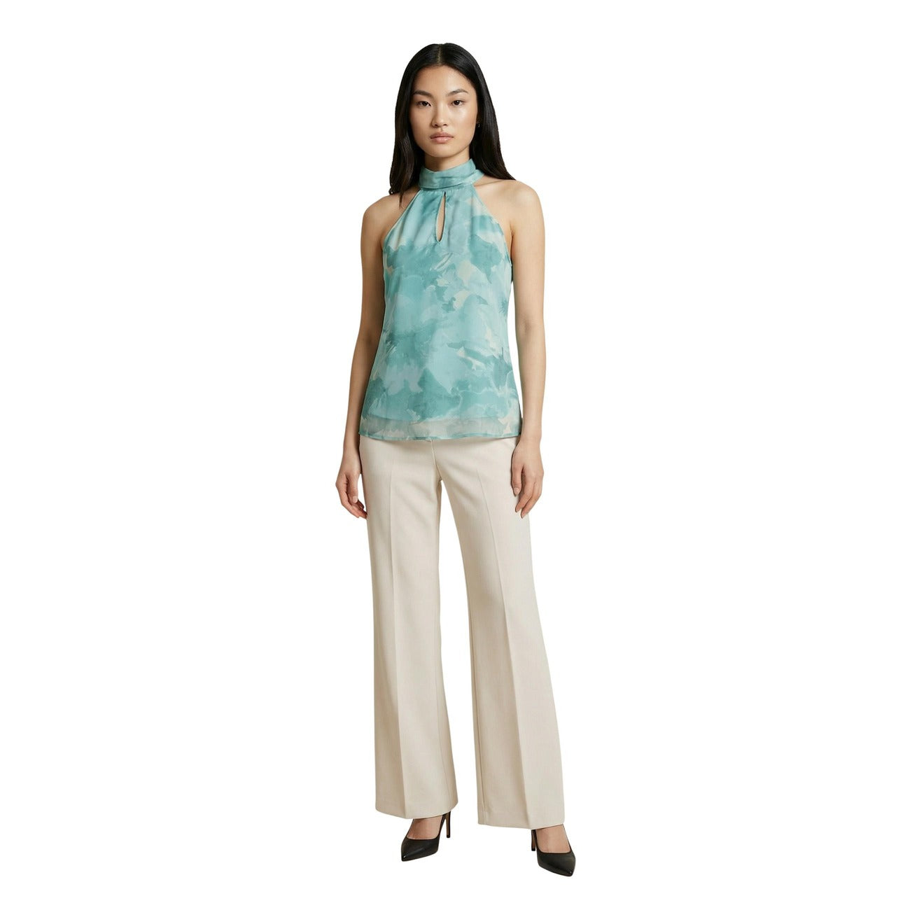 Artigli Top Scollo America; blusa smanicata con fantasia azzurra a goccia e linea fluida. Comfort leggero e stile chic per la primavera-estate. Vista frontale Figura intera 