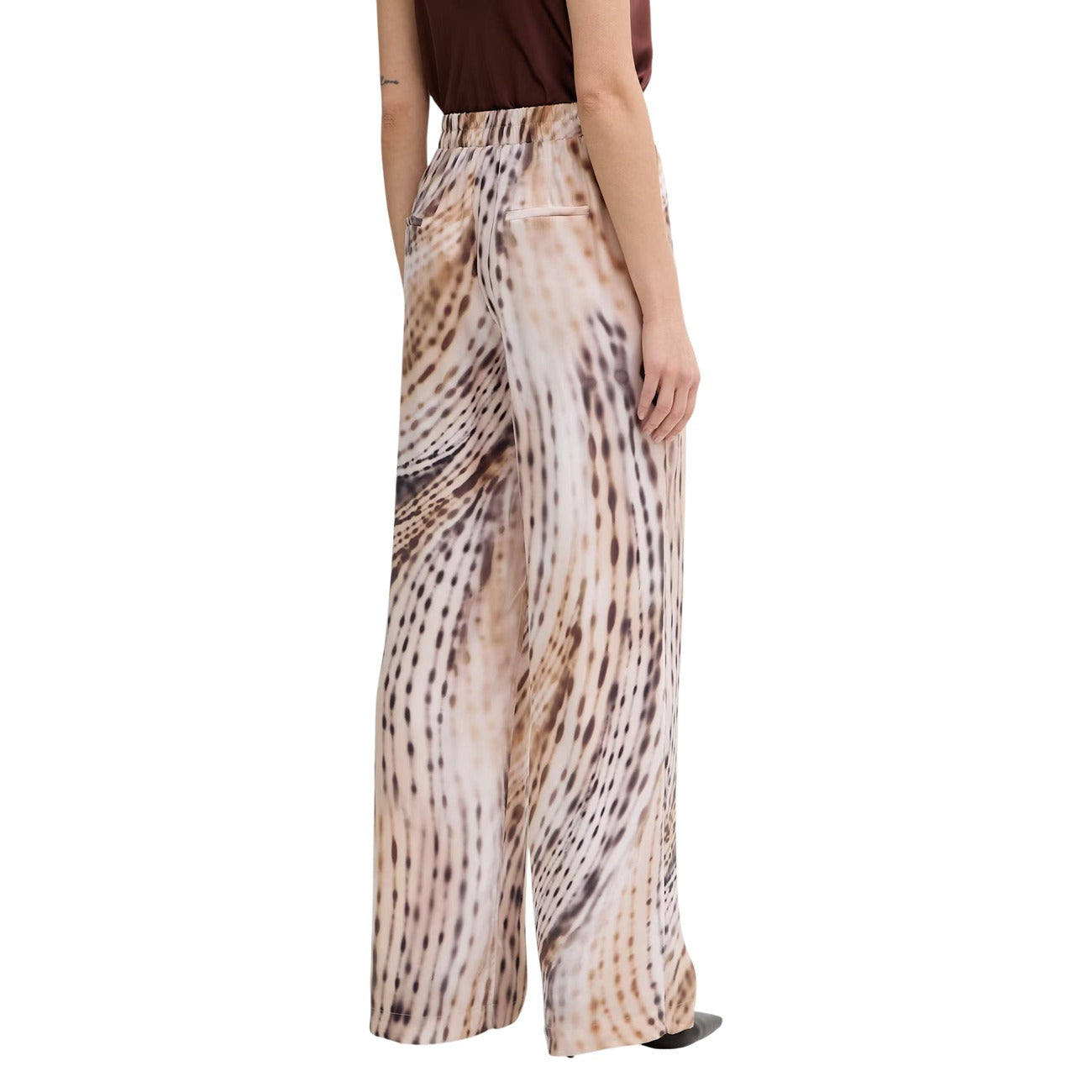 Pantaloni palazzo Guess donna rosa modello W6GB07 W1781. Pantaloni ampi stile jogger fluido in tessuto leggero rosa con motivo geometrico a onde, vita elastica con lacci e tasche a filo, pantalone casual chic a gamba larga per la mezza stagione.