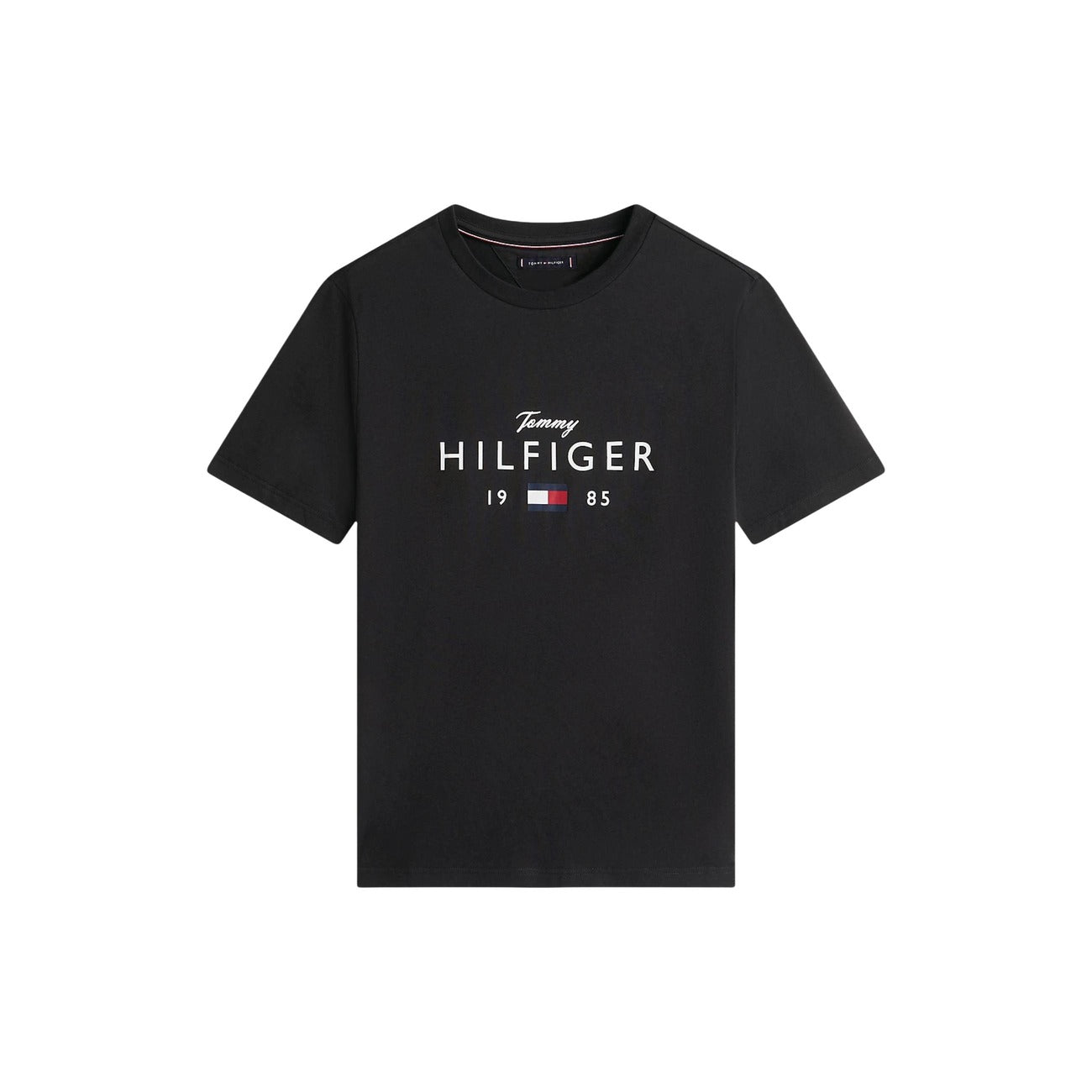 T-shirt Tommy Hilfiger Nera; 100% Cotone. Maxi logo frontale con Flag, maniche corte, vestibilità regular. Girocollo a costine, tessuto morbido e resistente, stile casual iconico. Vista stesa