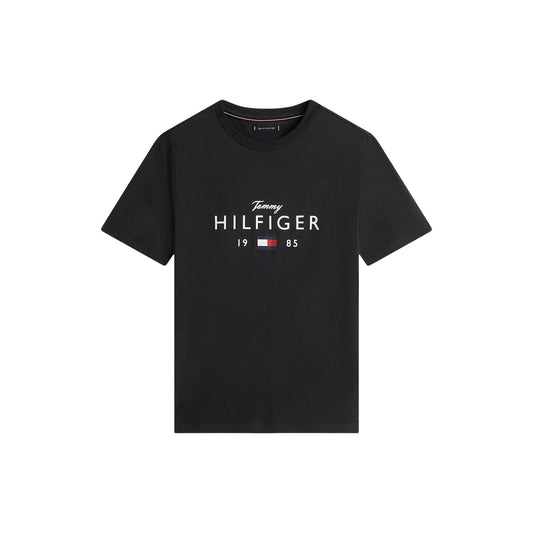 T-shirt Tommy Hilfiger Nera; 100% Cotone. Maxi logo frontale con Flag, maniche corte, vestibilità regular. Girocollo a costine, tessuto morbido e resistente, stile casual iconico. Vista stesa