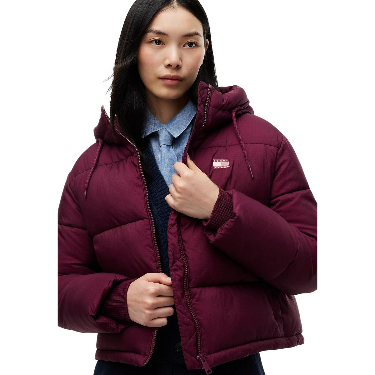 Giubbotto imbottito ripstop cappuccio calypso berry donna Tommy Jeans DW0DW21625V11. Giubbino invernale rosa calypso berry con logo tono su tono.