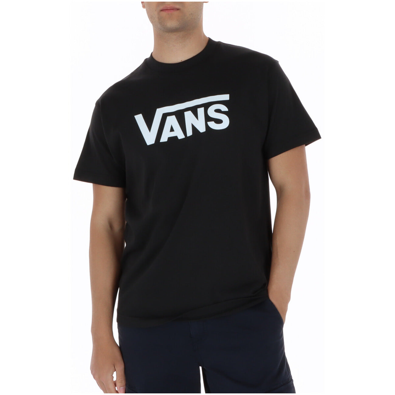T-shirt Vans Classic Logo; 100% Cotone. Colore nero, stampa bianca, vestibilità comoda. Maglia uomo girocollo resistente e traspirante per la PE26. Vista frontale 