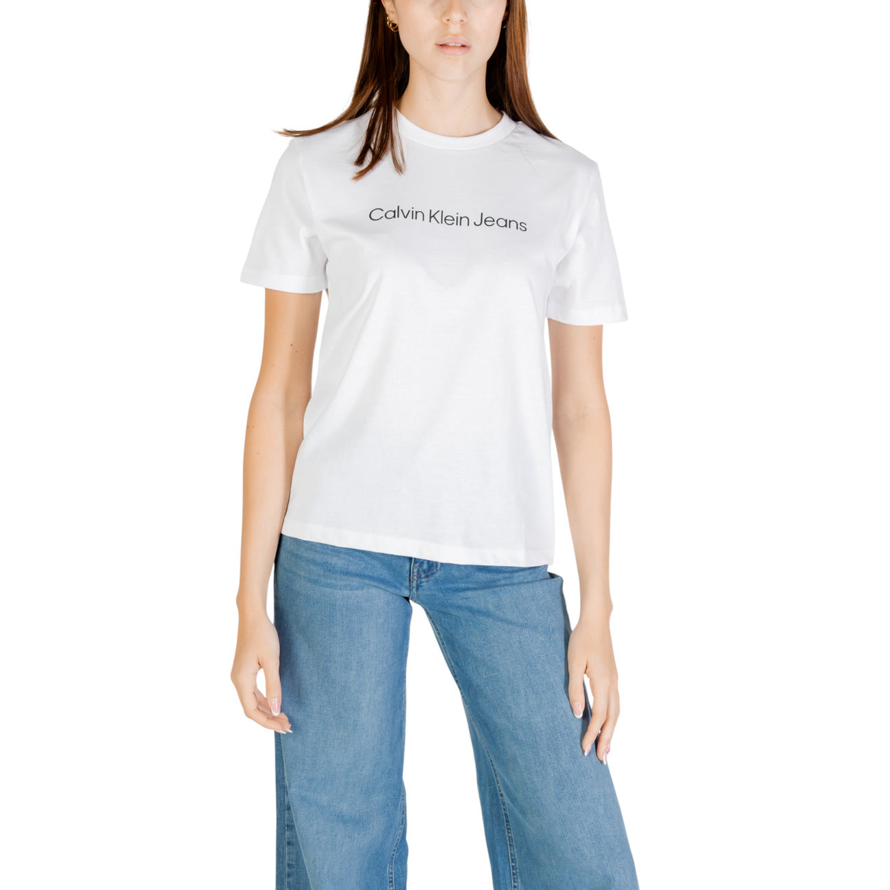 T-shirt Calvin Klein Jeans A- INST. LOGO CLASSI donna bianca con stampa maniche corte scollo tondo - vista frontale indossata da modello
