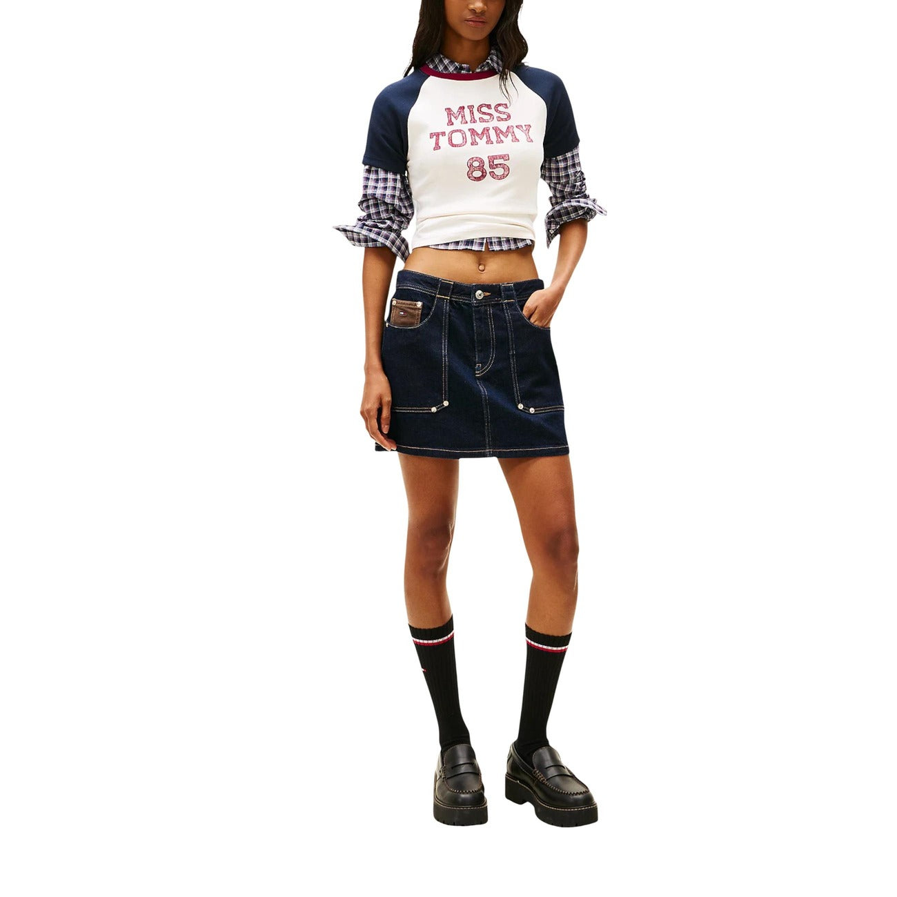 T-shirt raglan Tommy Jeans; slim fit, 98% cotone e 2% elastan. Logo sbiadito, stile college color block, bandierina ricamata sul retro. Vista frontale figura intera 