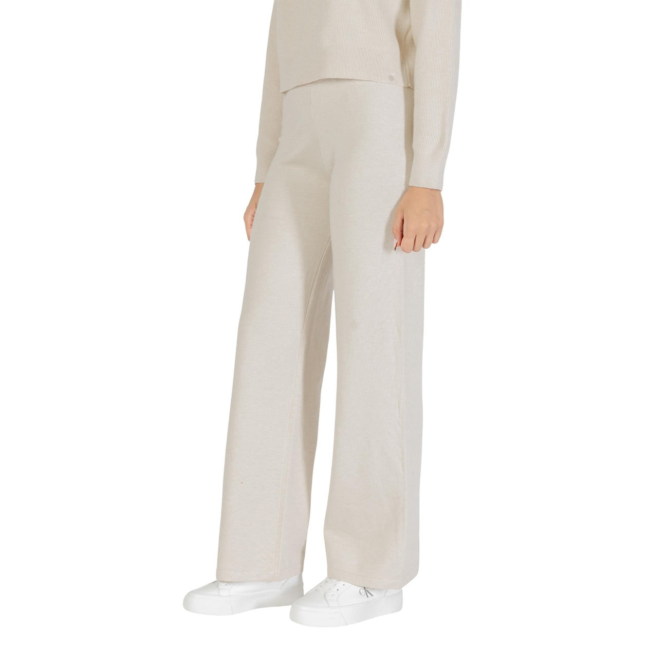 Pantaloni Palazzo Beige Choral; Made in Italy. Gamba larga, tessuto in viscosa premium, vestibilità fluida e slanciata. L'essenziale raffinato per l'ufficio e il tempo libero. Laterale 
