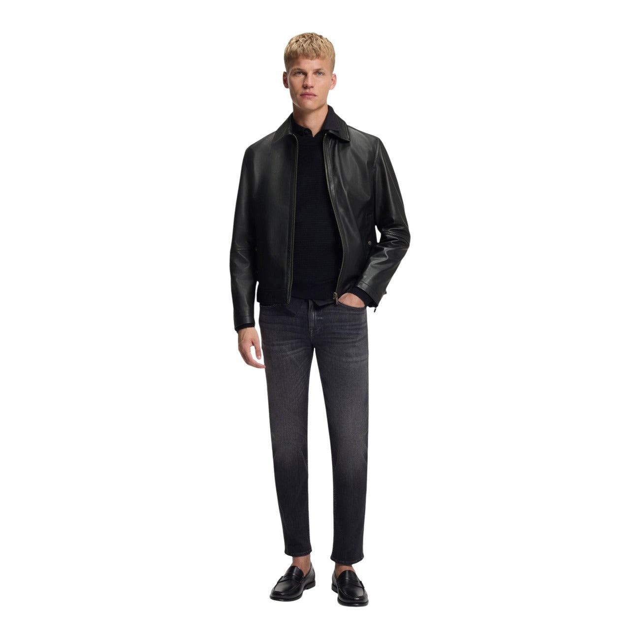 giubbotto in pelle regular fit BOSS Uomo con chiusura con zip, di colore nero. 
Vista frontale indossato da modello 