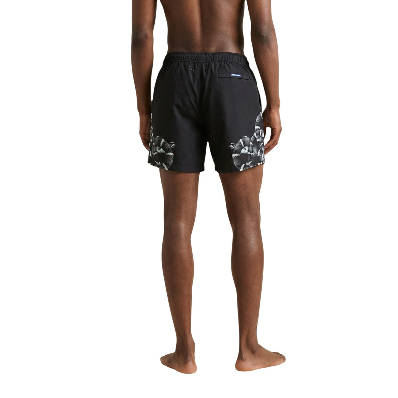 Boxer Mare County of Milan; 100% poliestere, stampa serpente, coulisse in vita, fit medio-corto. Il costume iconico per un look audace Colore nero e bianco 