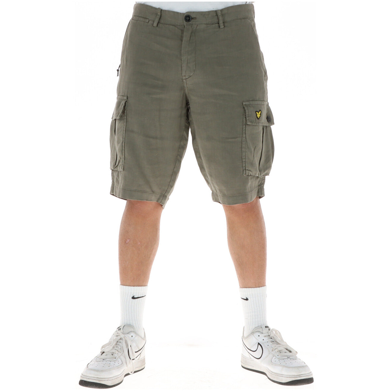 Bermuda Cargo Lyle & Scott 100% Lino; Tasconi laterali, chiusura zip e bottone, logo Golden Eagle. Tessuto naturale traspirante, vestibilità regular. Verde 