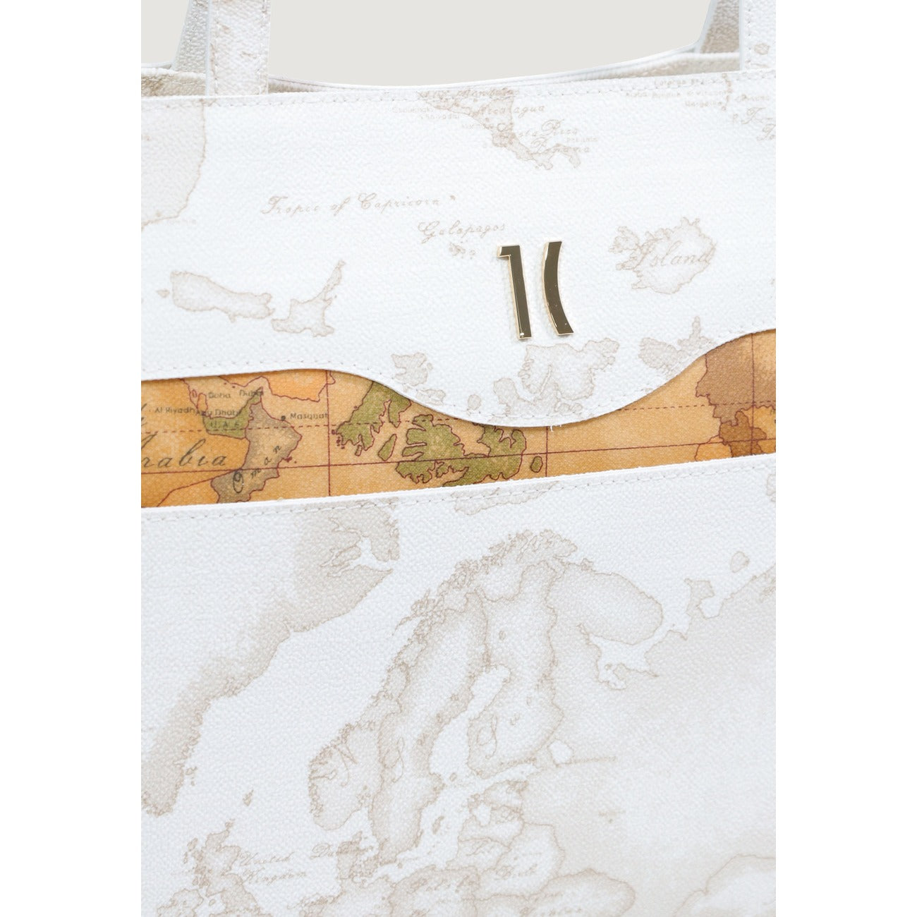 Borsa Large Alviero Martini Prima Classe; 58% PVC, 34% Cotone. Doppia maniglia, chiusura con patta, stampa mappa iconica. Borsa donna capiente, resistente e di prestigio. Dettaglio stampa 