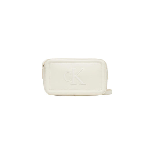 Borsa Camera Bag Calvin Klein; 100% Poliuretano Bianco. Logo CK embossed, chiusura con cerniera, tracolla regolabile. Misure: 20x13x5 cm. Design minimalista "all-white" per ogni stagione. Vista frontale 