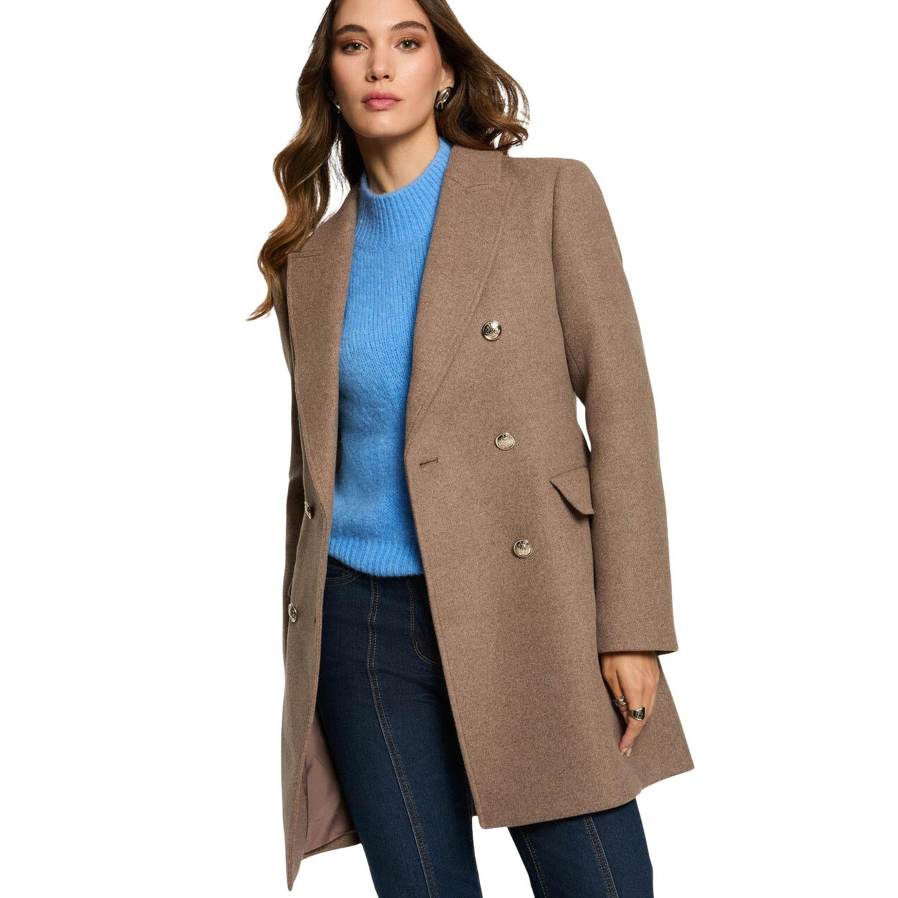 Cappotto Morgan De Toi donna Taupe 252-GCHA. Cappotto lungo elegante foderato in misto lana, abbottonatura doppiopetto con bottoni in metallo, collo a rever ampio e vestibilità dritto-regolare per l'inverno.