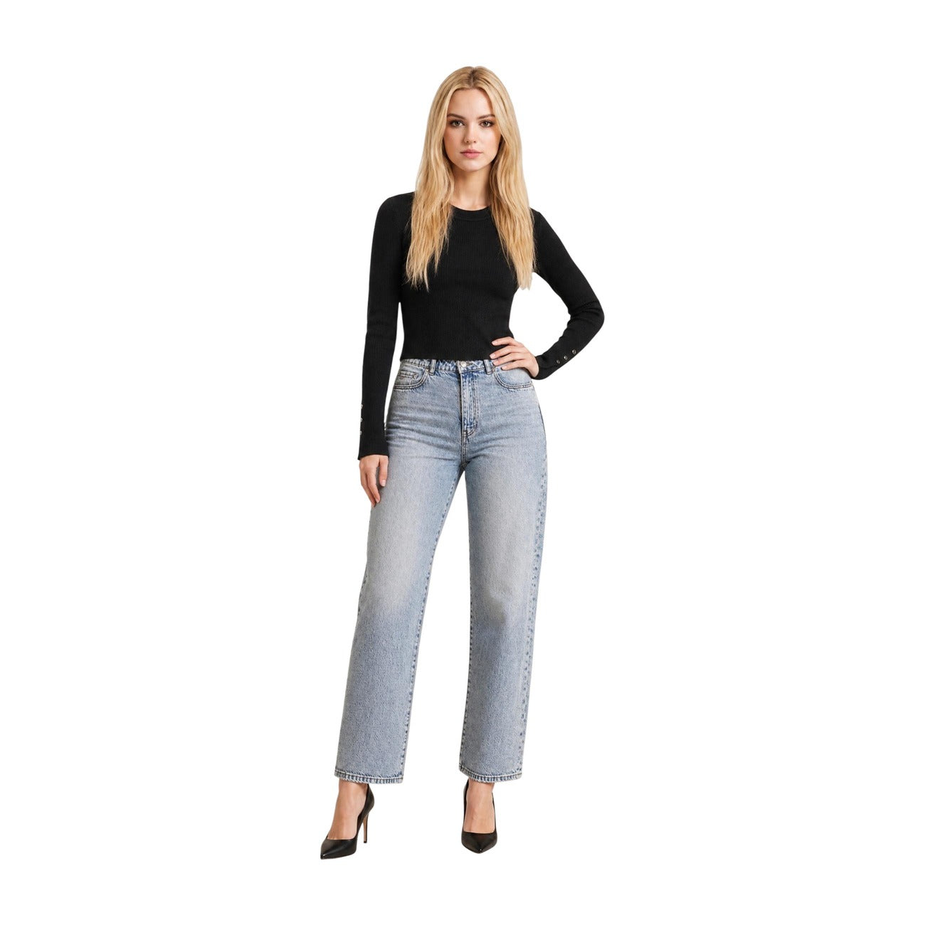 Maglia Girocollo Nera Donna Guess Ellie Sweater; Tessuto 71% viscosa e 29% poliammide a maniche lunghe con scollo tondo. Bottoni decorativi ai polsini, stile casual-chic da mezza stagione. Vista Inter frontale 