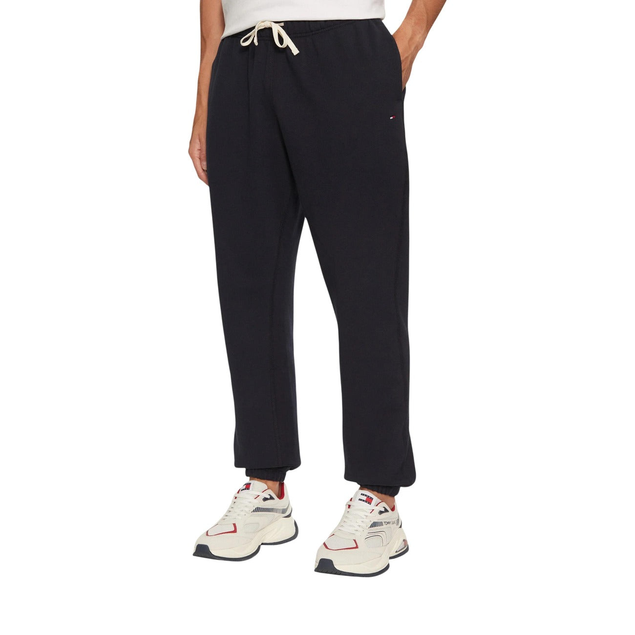 Pantaloni tuta Tommy Hilfiger Essential Fleece SWE blu navy uomo. Joggers sportivi in cotone felpato manopesca con coulisse a contrasto, fondo con elastico alle caviglie e logo ricamato, abbigliamento casual autunno inverno.