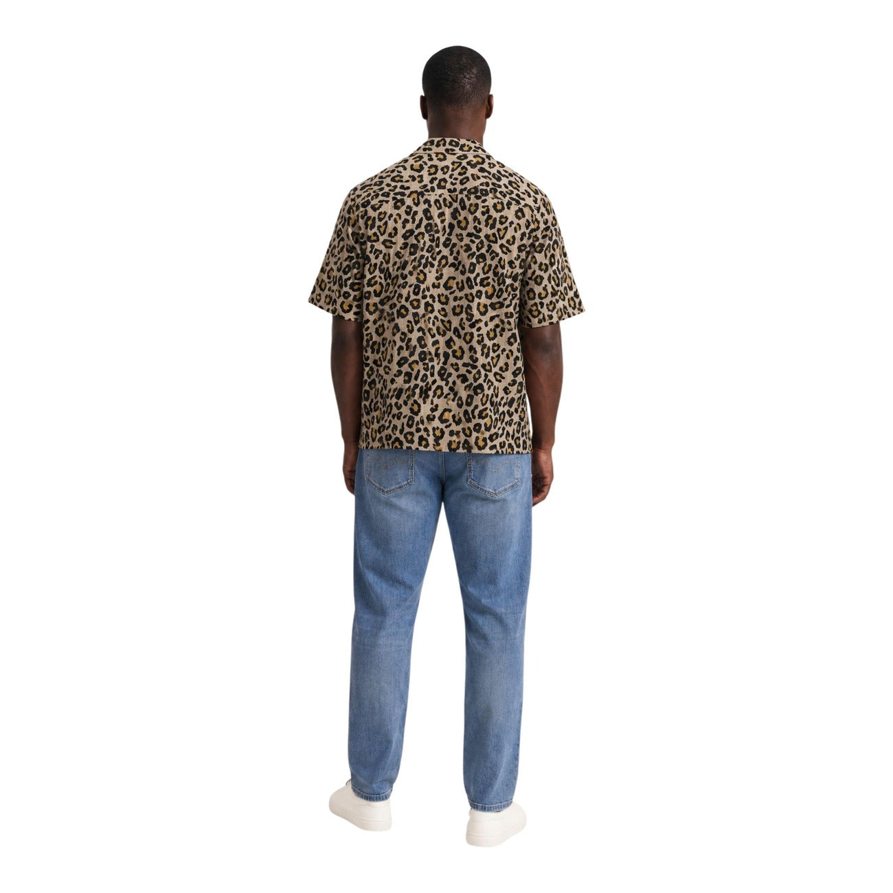 Camicia Resort Animalier Only & Sons; Beige. 100% Cotone. Taglio rilassato, maniche corte, taschino frontale. Fresca, audace e perfetta per l'estate. Figura intera posteriore 
