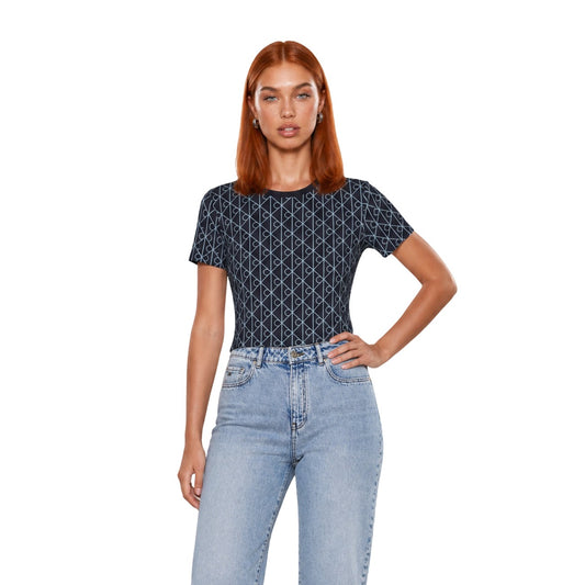 T-shirt Donna Blu Calvin Klein Jeans; 100% Cotone. Taglio regular fit, maniche corte e scollo a girocollo. Fantasia geometrica all-over multilogo CK, tessuto leggero e traspirante stile casual-chic. Vista frontale 