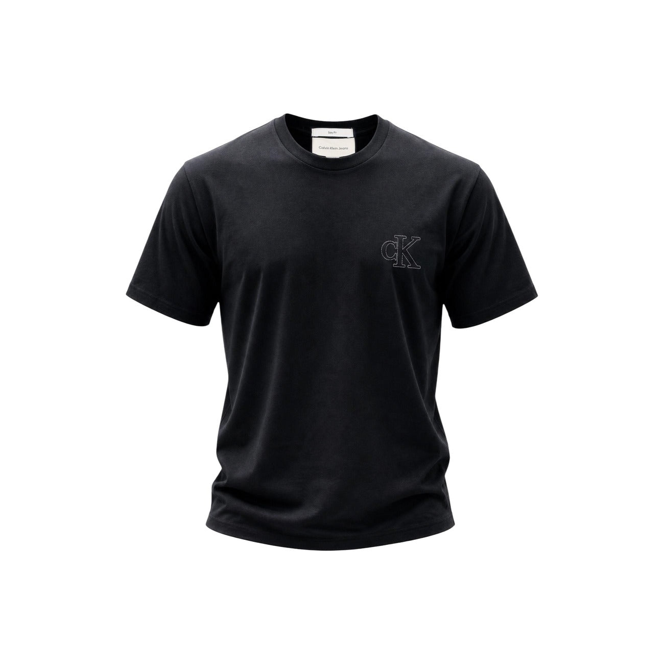 T-shirt Nero Calvin Klein; Logo Goffrato in rilievo. 100% Jersey di Cotone. Vestibilità regolare, girocollo a costine, morbidezza premium. Stile minimalista e ricercato. Frontale stesa 