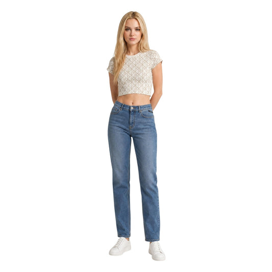 T-shirt Cropped Monogram CK; Bianco beige. 95% Cotone, 5% Elastam. Taglio corto, motivo all-over, vestibilità stretch. Moderna, iconica e perfetta per look a vita alta. Frontale figura intera 