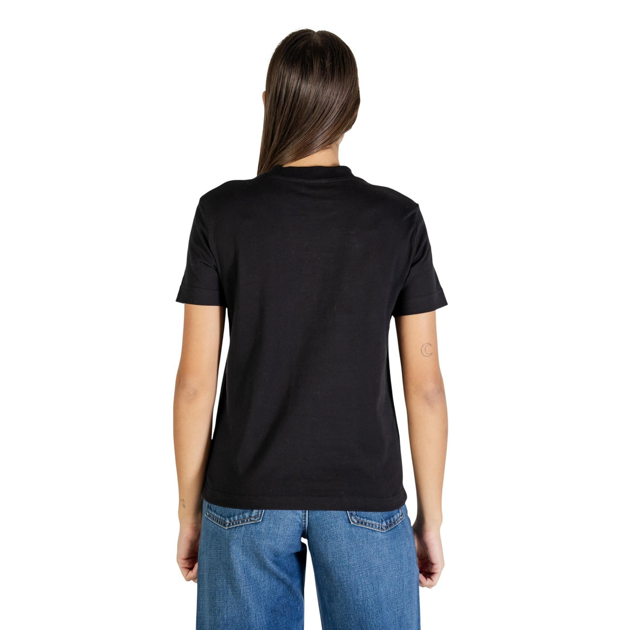 T-shirt donna Calvin Klein Jeans; 100% cotone, logo frontale stampato, maniche corte. Taglio classico e versatile. Colore nero. Vista posteriore 