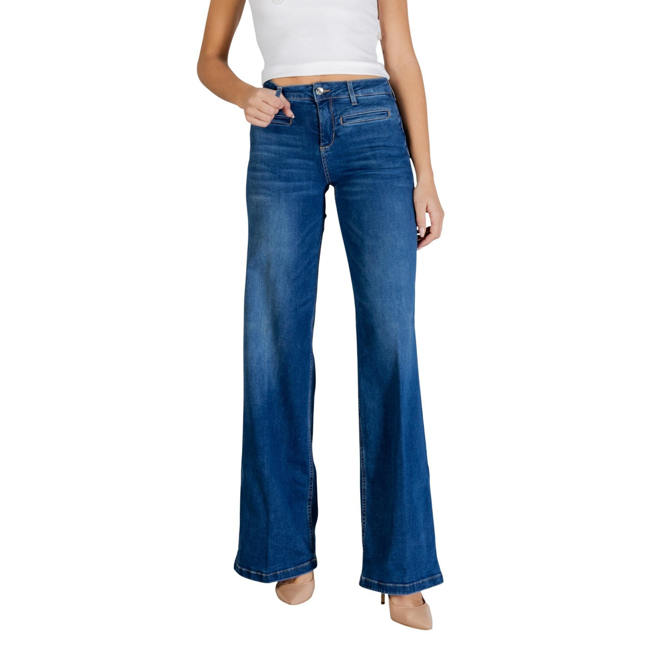 Jeans Flare Liu Jo Bottom Up; 98% Cotone, 2% Elastam Blu. Vita alta, gamba a zampa, vestibilità modellante. Denim donna 4 stagioni, elegante e stretch. Vista frontale 