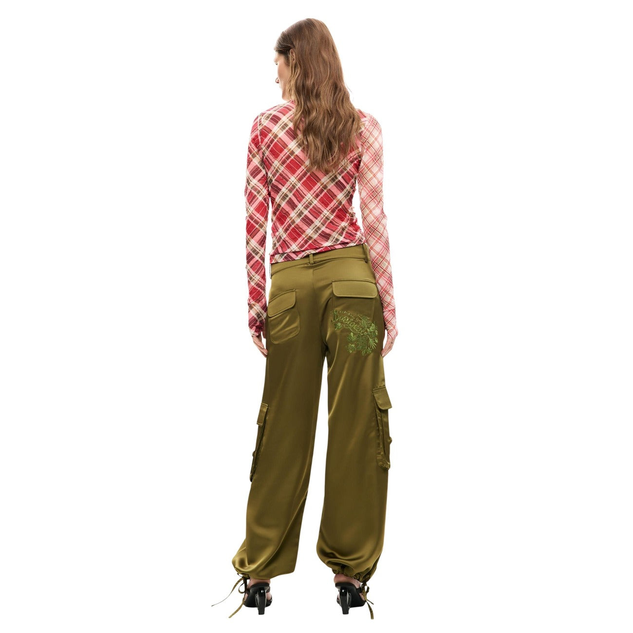 
Pantalone lungo stile cargo di colore liscio con effetto satinato, molteplici tasche, fondo con cordino regolabile e chiusura con zip, bottone e cordino. Vista posteriorr