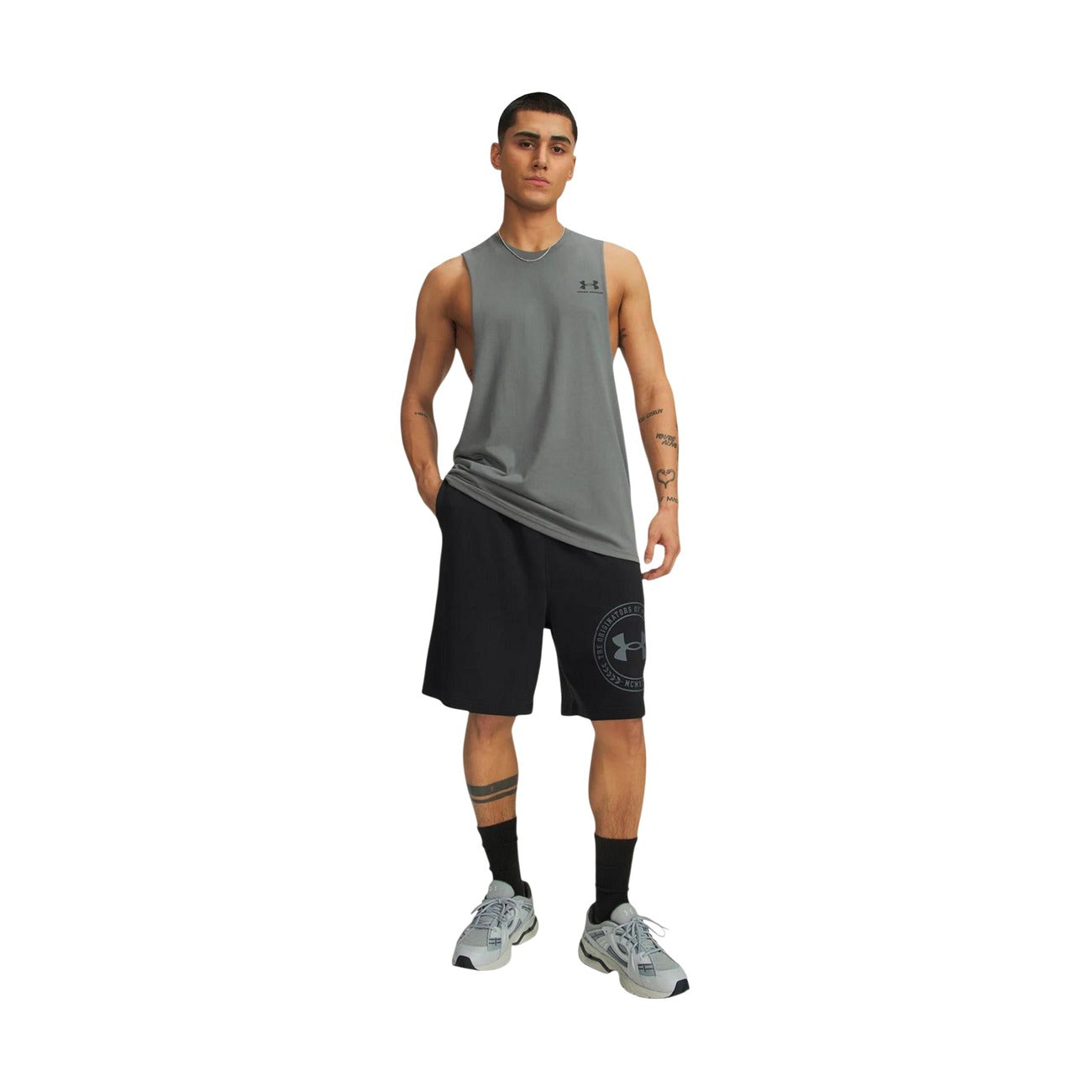 Bermuda Uomo Neri Under Armour Sportivi; Pantaloncino in spugna leggera misto cotone con stampa logo laterale. Vita elastica, tasche laterali e tasca posteriore, stile activewear e tempo libero. Figura intera frontale 