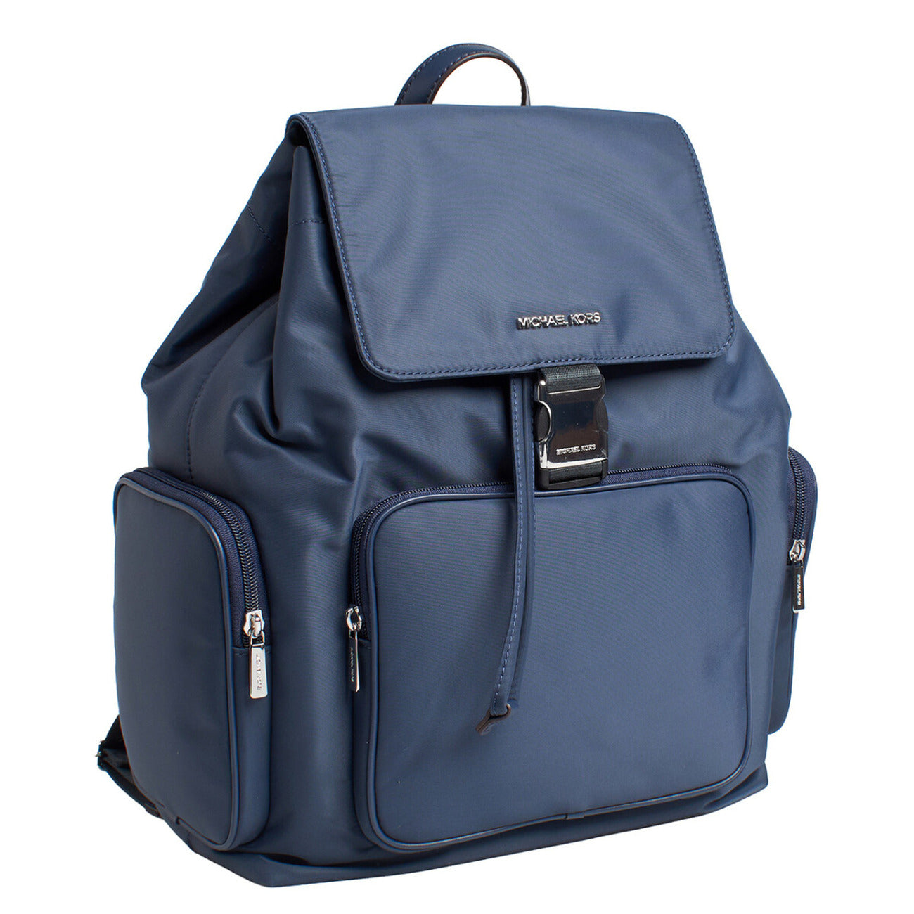 Michael Kors Zaino Khai Blu; zaino in tessuto resistente con loghi distintivi e ampi scomparti. Dimensioni generose e spallacci ergonomici per un look urban sofisticato. Vista frontale laterale 