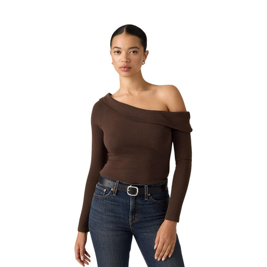 T-shirt marrone maniche lunghe donna Levi's Clara 008ST-0000. Top aderente con scollo a spalle scoperte off-shoulder in maglia elasticizzata a coste.
