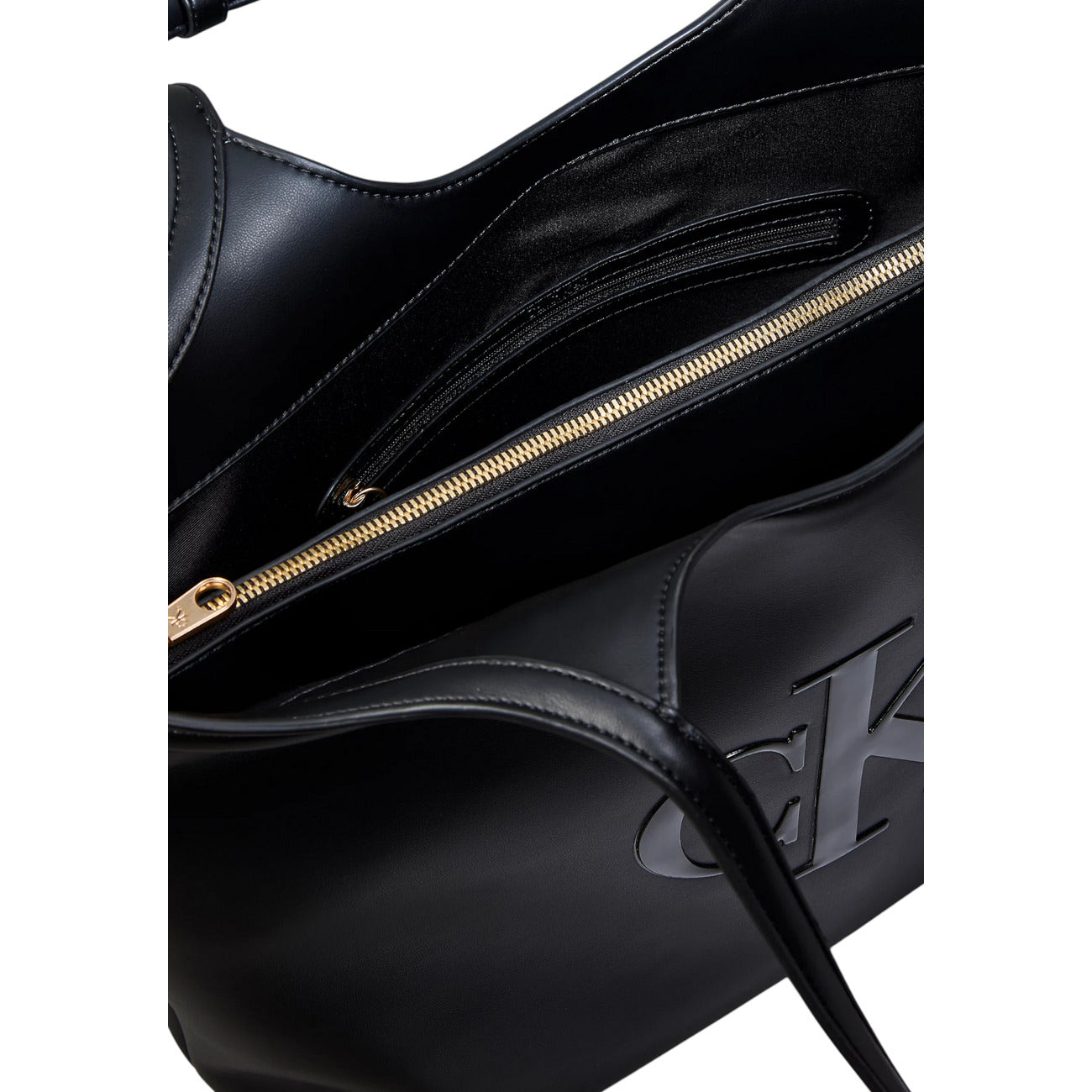 Borsa Tote Grande Calvin Klein Bold; Nero. 100% Poliuretano, doppi manici a spalla, chiusura con zip dorata, logo CK a rilievo. Dimensioni oversize (46x33 cm), stile casual-elegante 4 stagioni. Vista aperta 