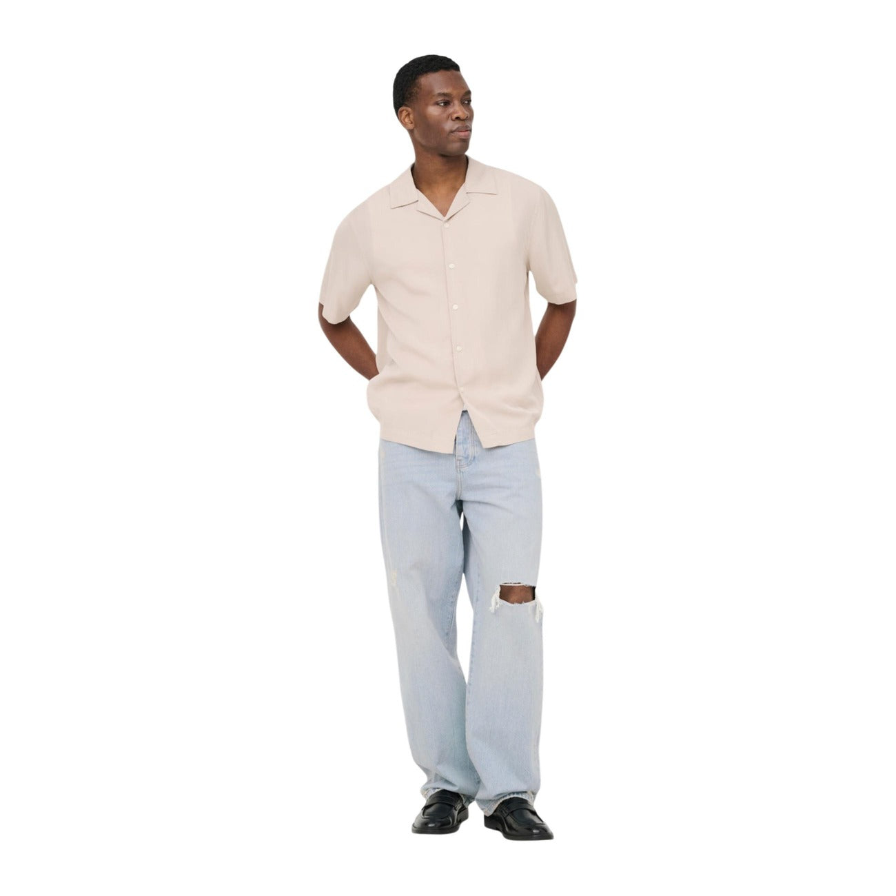 Camicia Only & Sons Onsperu; beige, 100% Tencel. Maniche corte, regular fit, colletto aperto. Tessuto traspirante, sostenibile e antipiega naturale. Ideale per la stagione estiva. Vista figura intera 